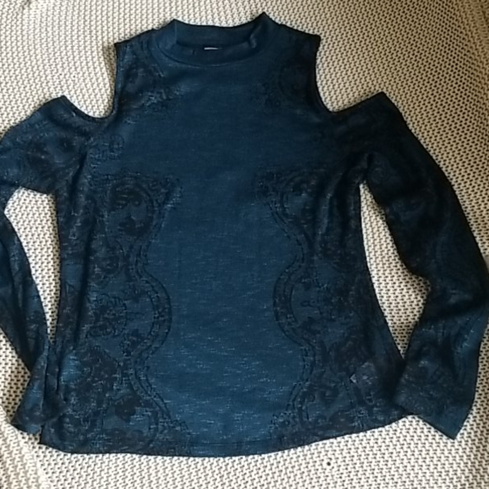 Bisou Bisou cold shoulder top - Picture 4 of 6